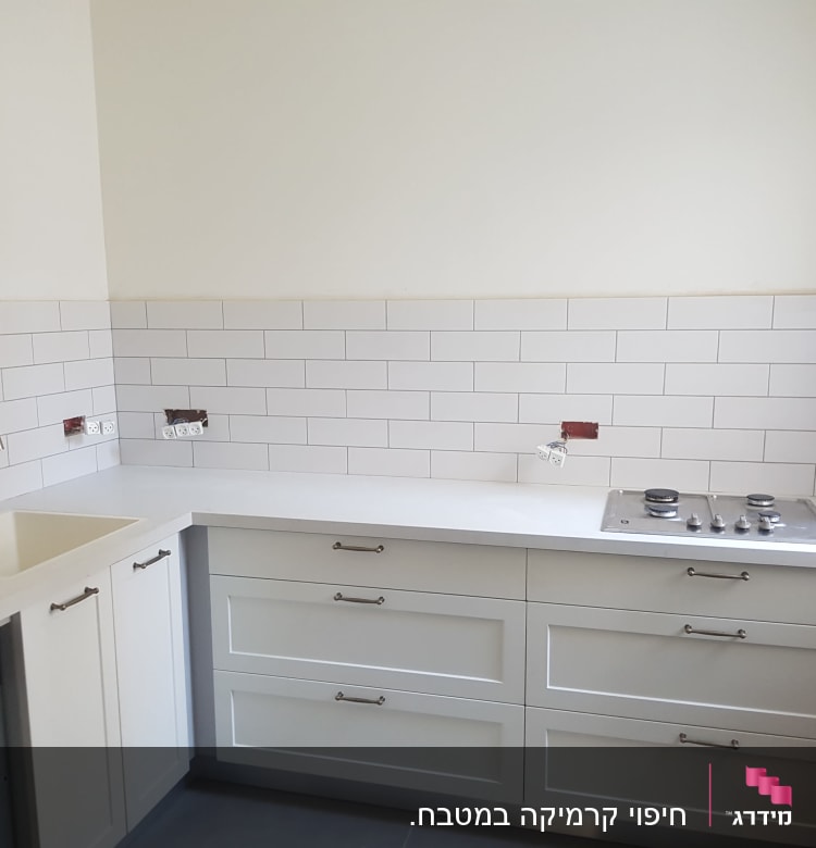 מטבח בשיפוץ עם אריחים חדשים וברז מותקן